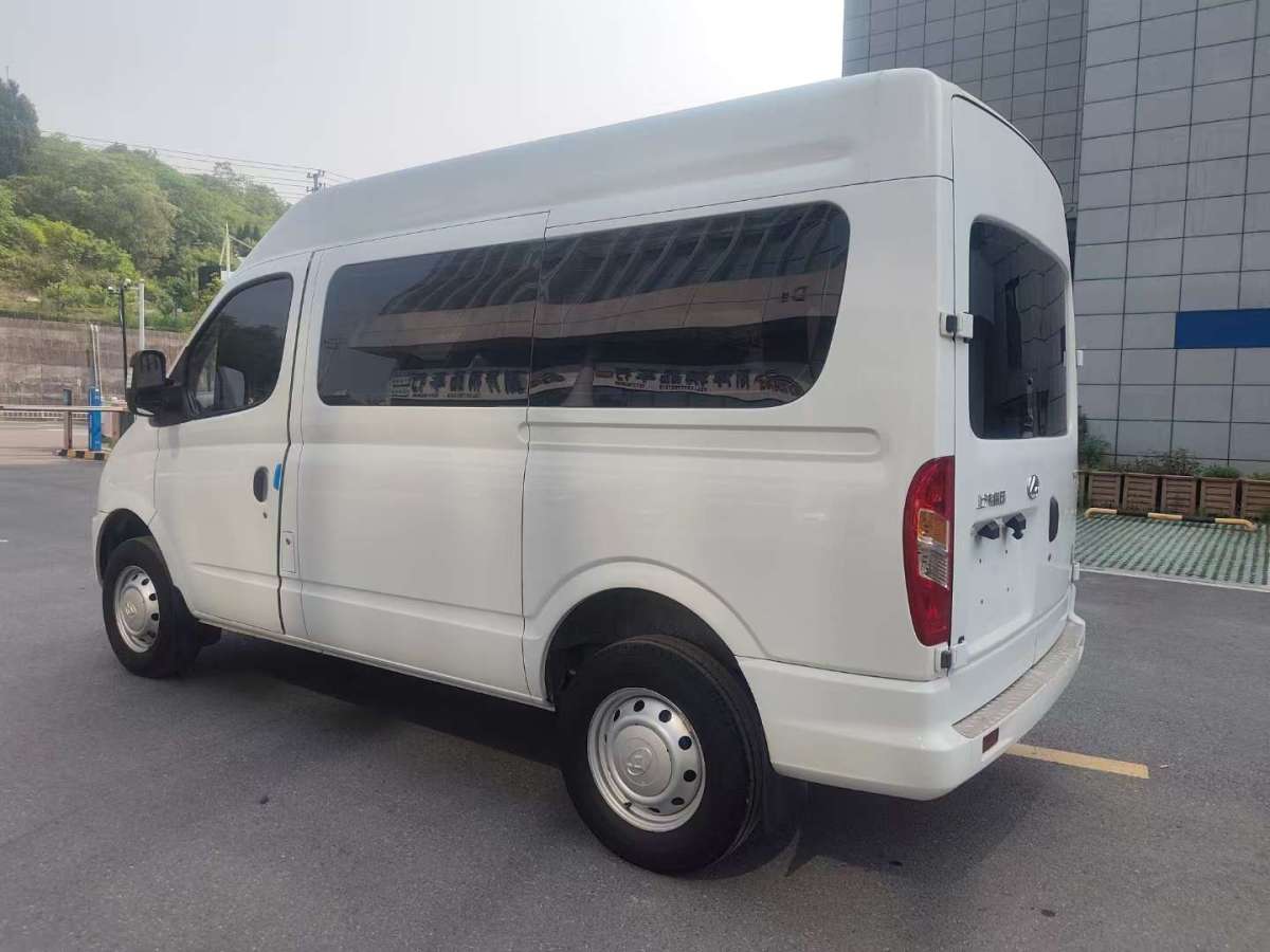 上汽大通 V80  2023款 2.0T 手動經(jīng)典傲運(yùn)通短軸中頂5/6座圖片