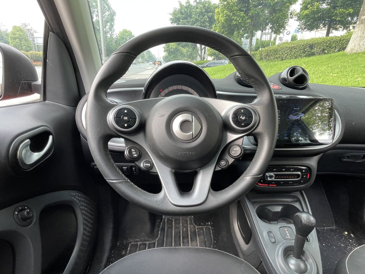 smart fortwo  2019款 0.9T 66千瓦硬頂風(fēng)擎版 國(guó)VI圖片