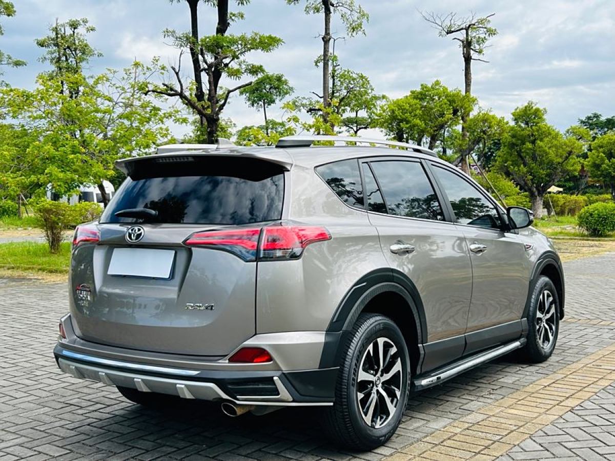 2018年5月豐田 RAV4榮放  2018款 2.0L CVT兩驅(qū)風(fēng)尚X版