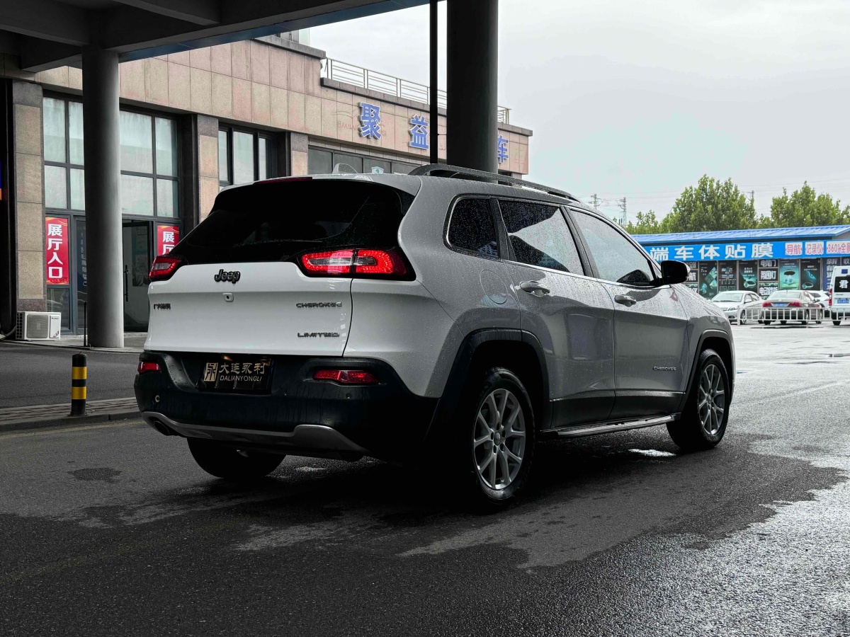 Jeep 自由光  2017款 2.0L 優(yōu)越版圖片