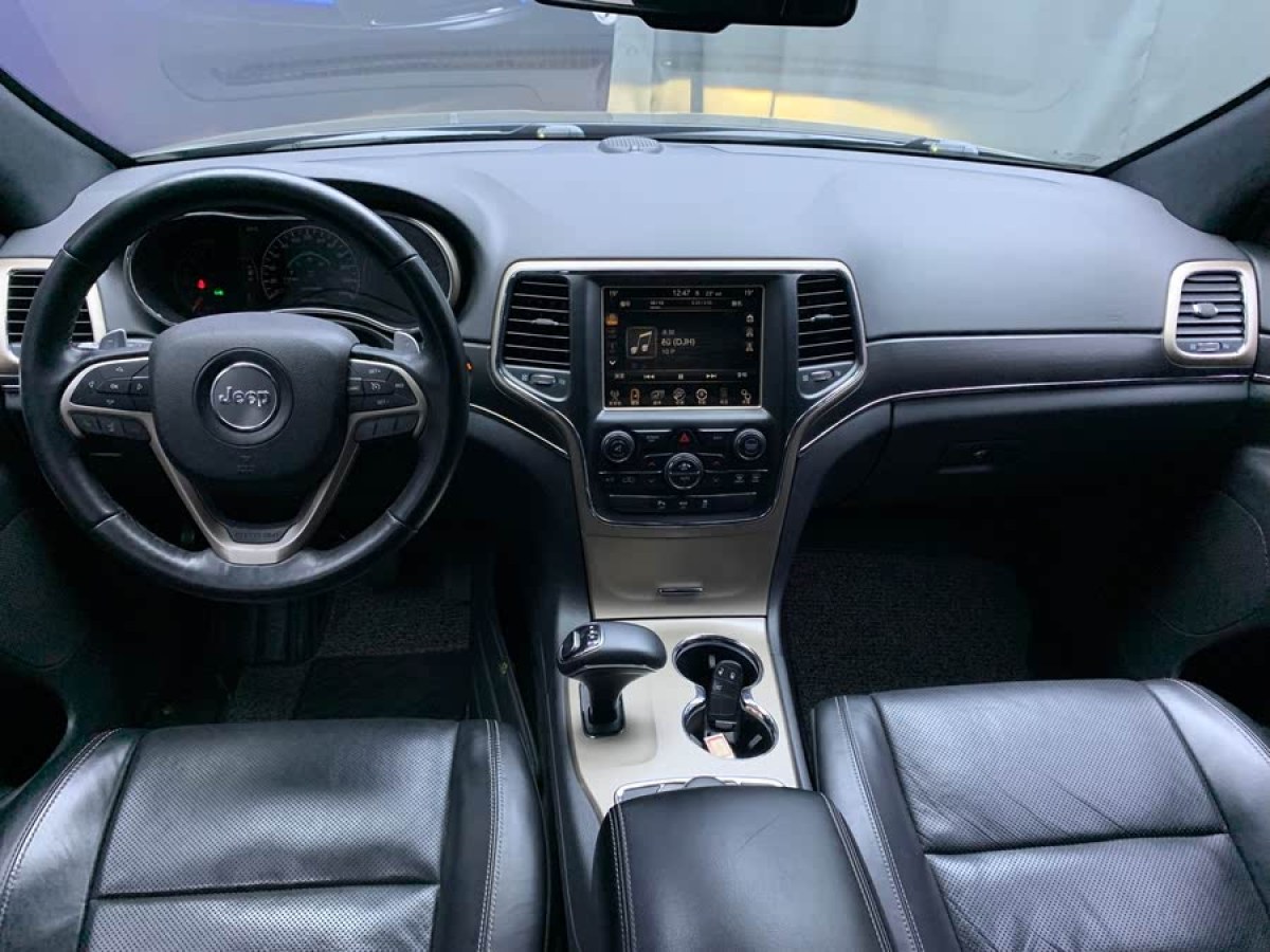 Jeep 大切諾基  2015款 3.0L 精英導(dǎo)航版圖片