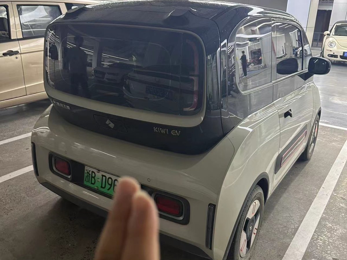 寶駿 寶駿KiWi EV  2022款 設(shè)計(jì)師輕享版 三元鋰圖片