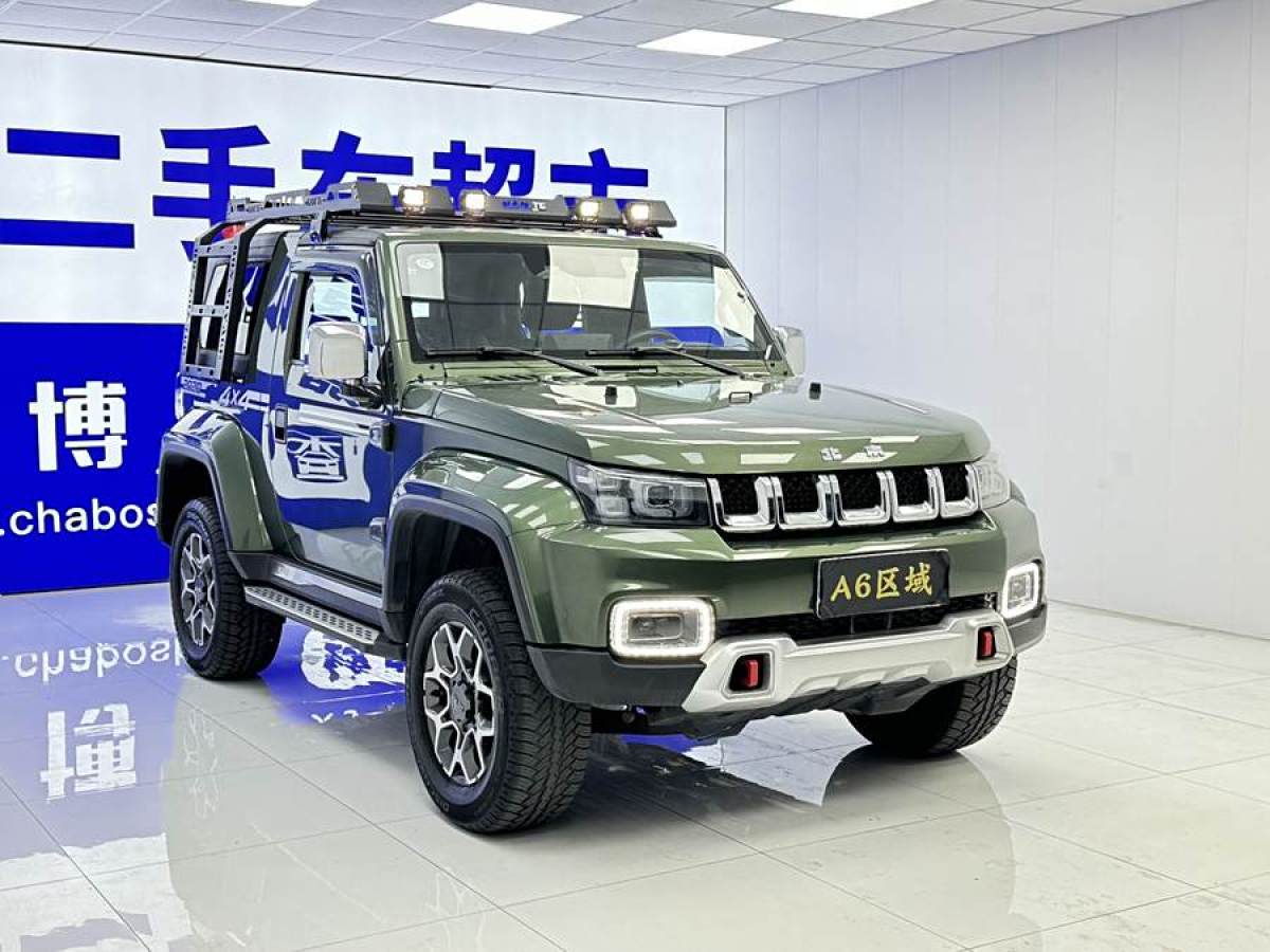 北京 BJ40  2020款 2.0T 自動(dòng)四驅(qū)城市獵人版?zhèn)b客型圖片