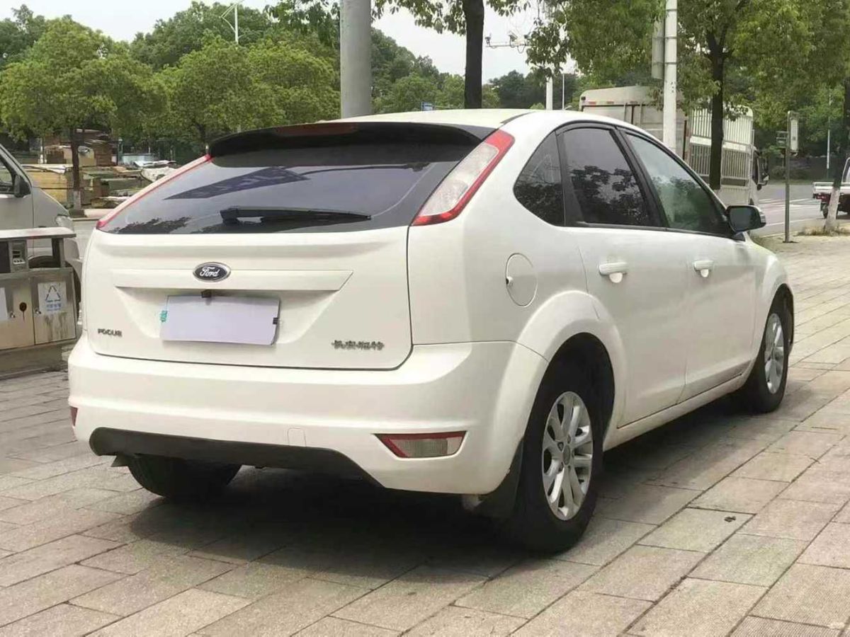 福特 福克斯  2014款 兩廂經(jīng)典 1.8L 手動(dòng)酷白典藏版圖片
