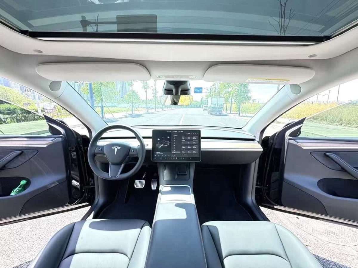 特斯拉 Model Y  2021款 標(biāo)準(zhǔn)續(xù)航后驅(qū)版圖片