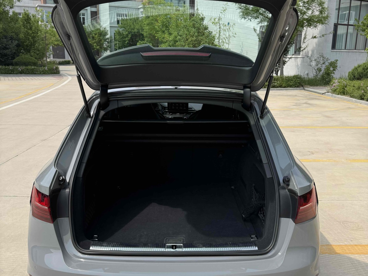 2021年3月奧迪 奧迪RS 4  2023款 RS4 Avant 暗金版