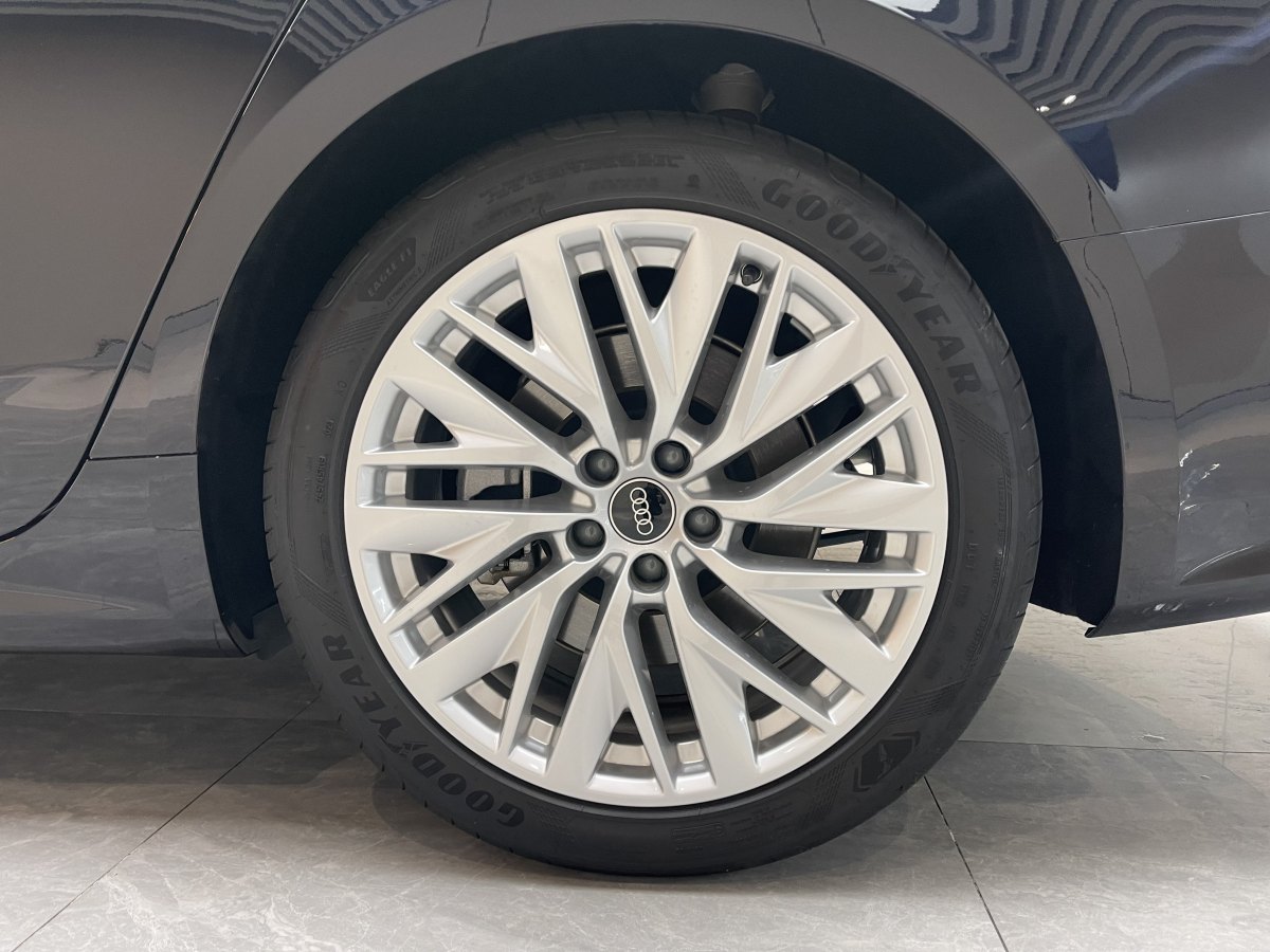 奧迪 奧迪A7L  2024款 45TFSI S-line 筑夢(mèng)型 流晶套裝圖片