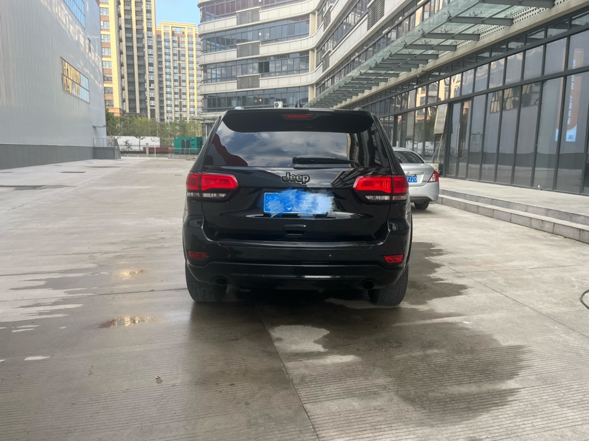 Jeep 大切諾基  2015款 3.0TD 柴油 精英導(dǎo)航版圖片