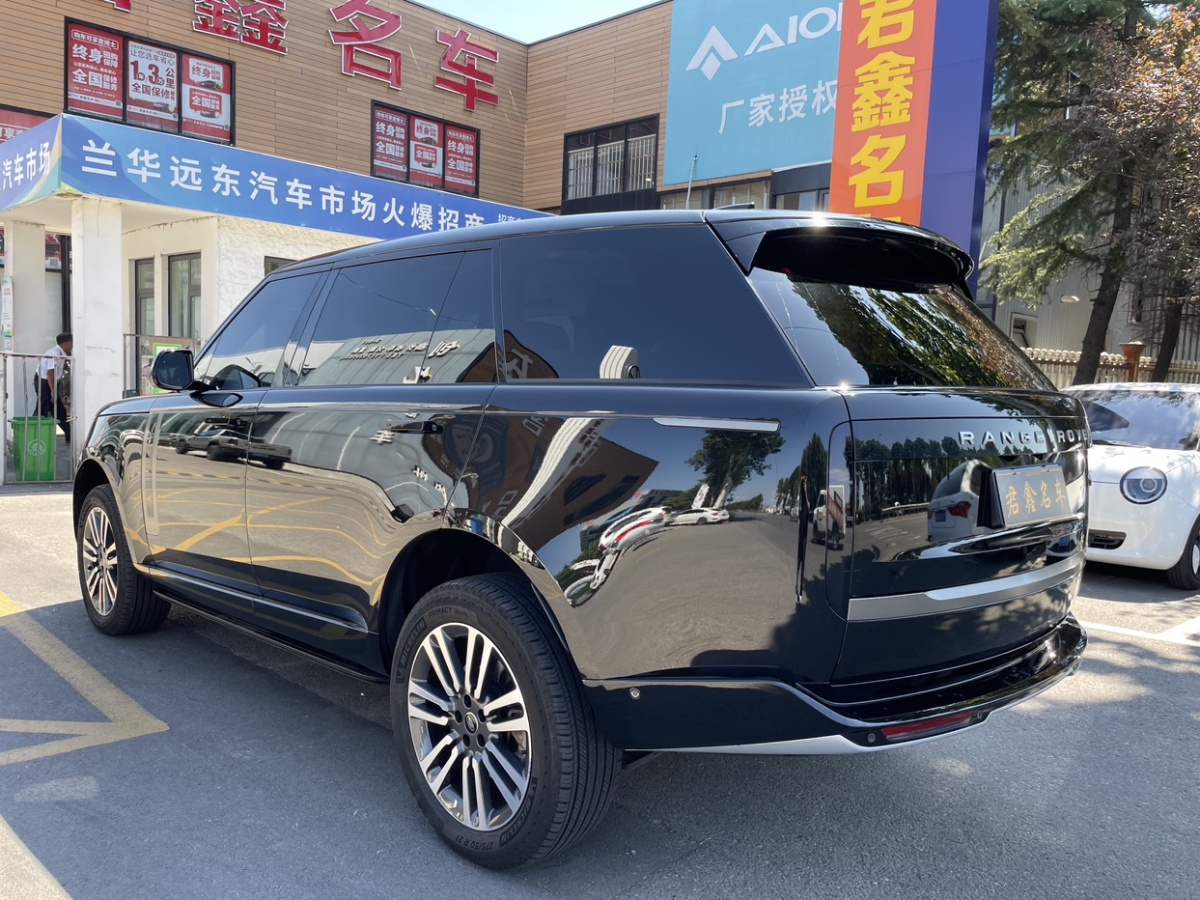 路虎 揽胜  2023款 改款 3.0 L6 400PS 盛世加长版图片