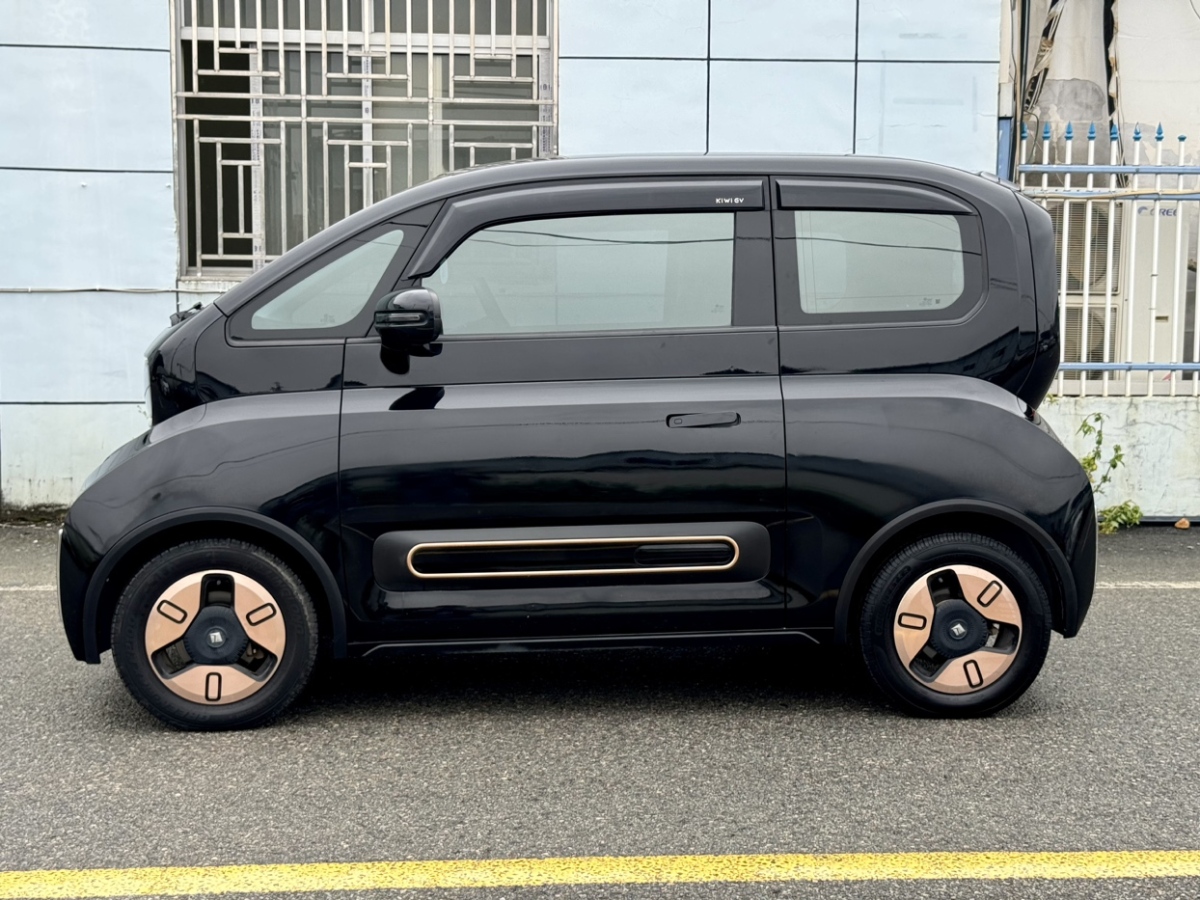 寶駿 寶駿KiWi EV  2022款 藝術(shù)家輕享版 三元鋰圖片