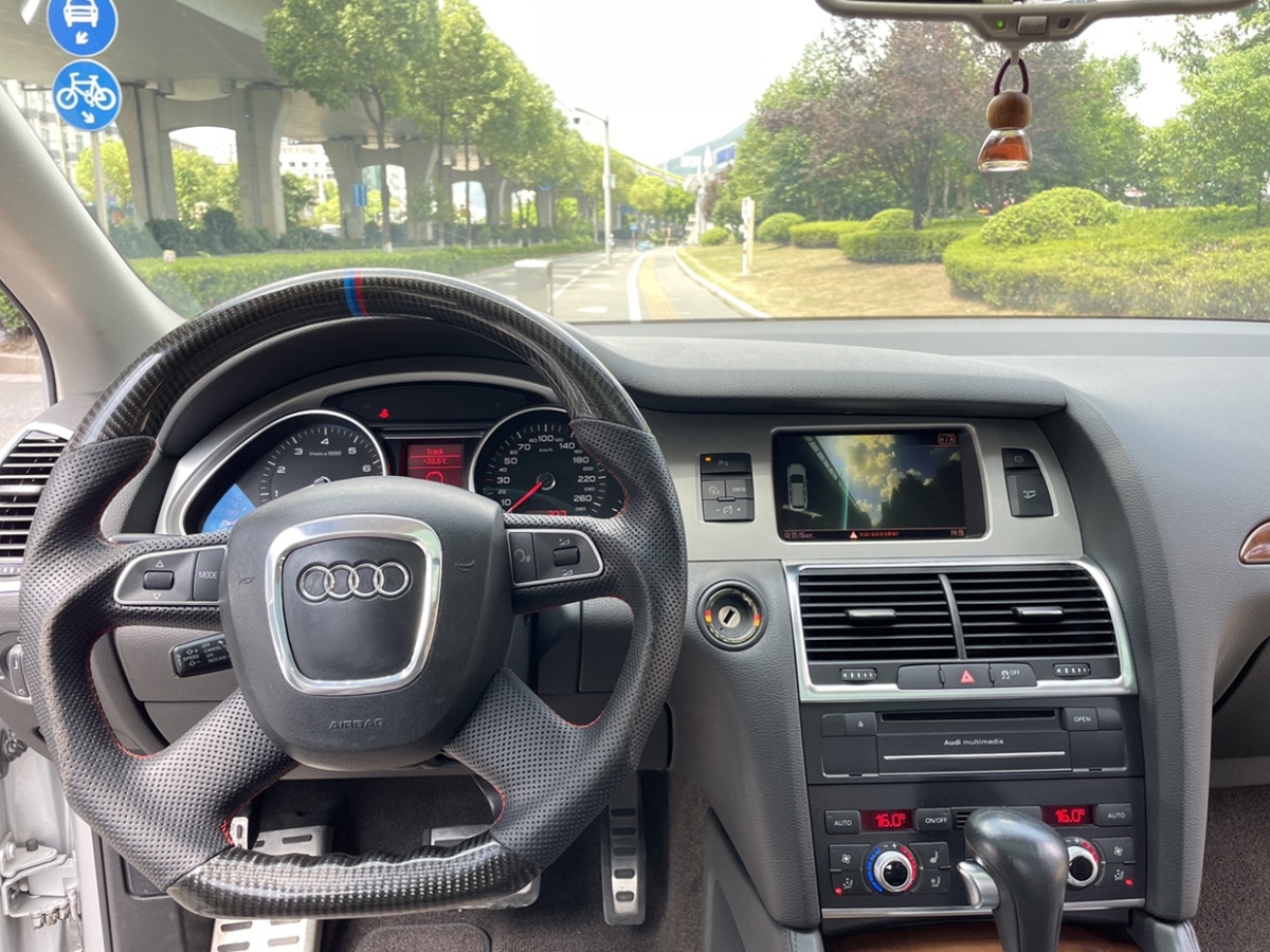 奧迪 奧迪Q7  2010款 3.0 TDI quattro 領(lǐng)先型圖片