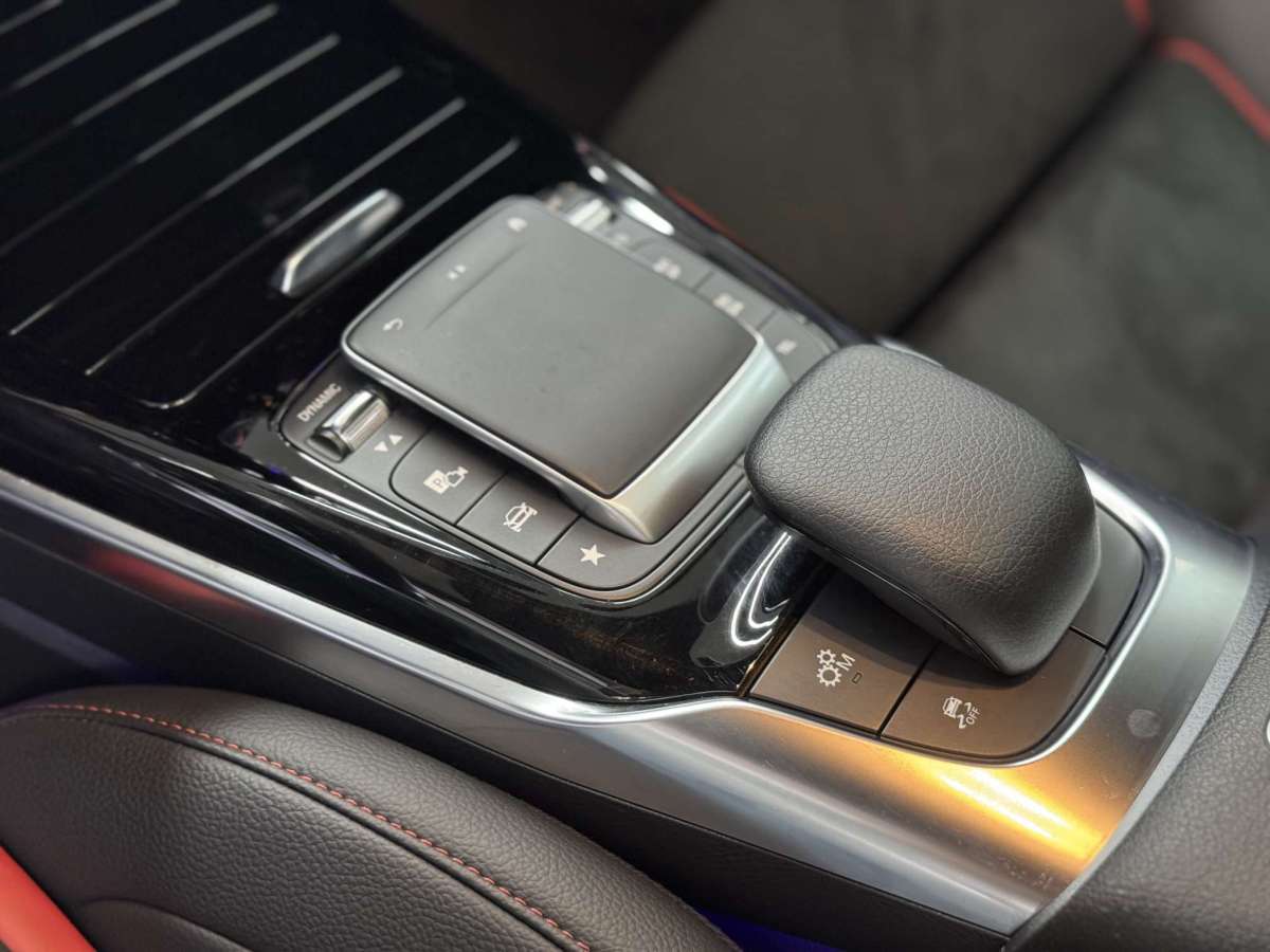 2023年6月奔馳 奔馳A級(jí)AMG  2023款 AMG A 35 4MATIC 燦日特別版