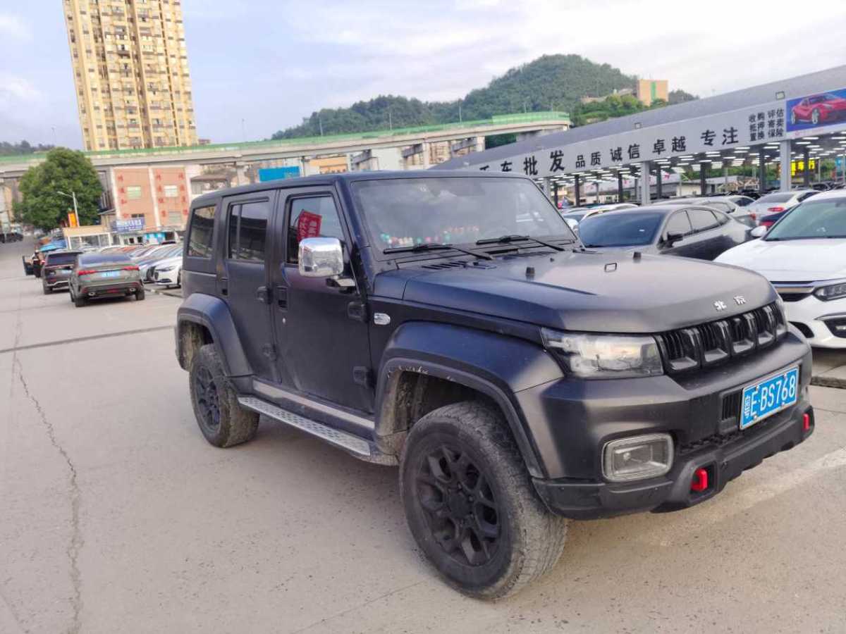 北京 BJ40  2021款 2.0D 自動(dòng)四驅(qū)刀鋒英雄版?zhèn)b客型圖片