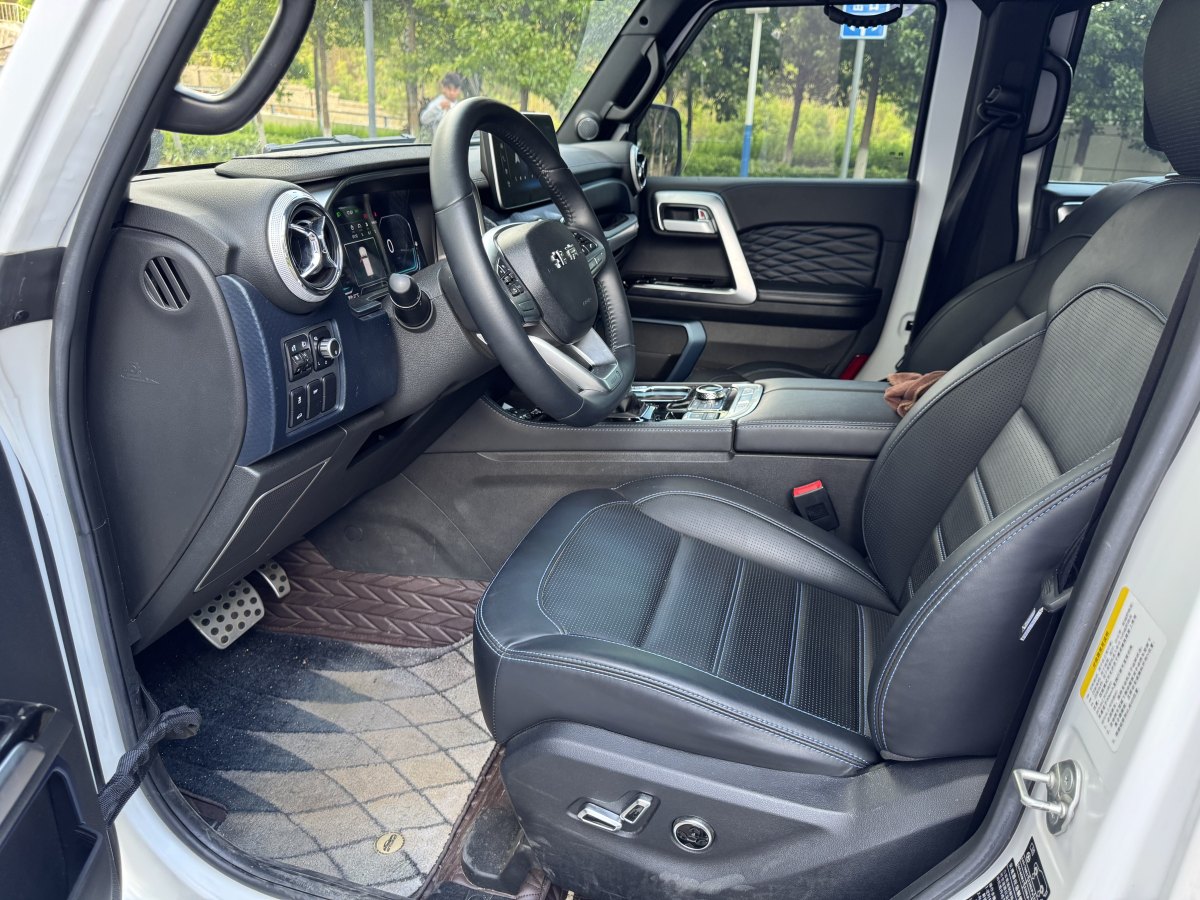 北京 BJ40  2023款 2.0D 自動(dòng)四驅(qū)刀鋒英雄版?zhèn)b客型圖片