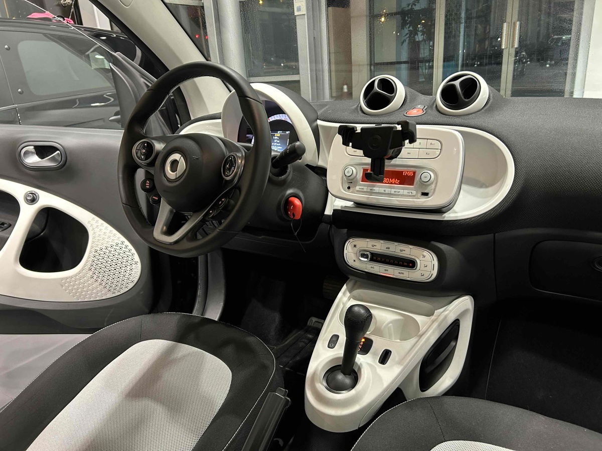 2015年12月smart fortwo  2015款 1.0L 52千瓦硬頂激情版