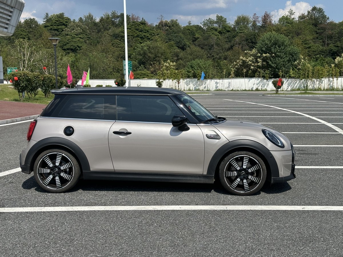 MINI MINI  2023款 改款 2.0T COOPER S 藝術(shù)家圖片