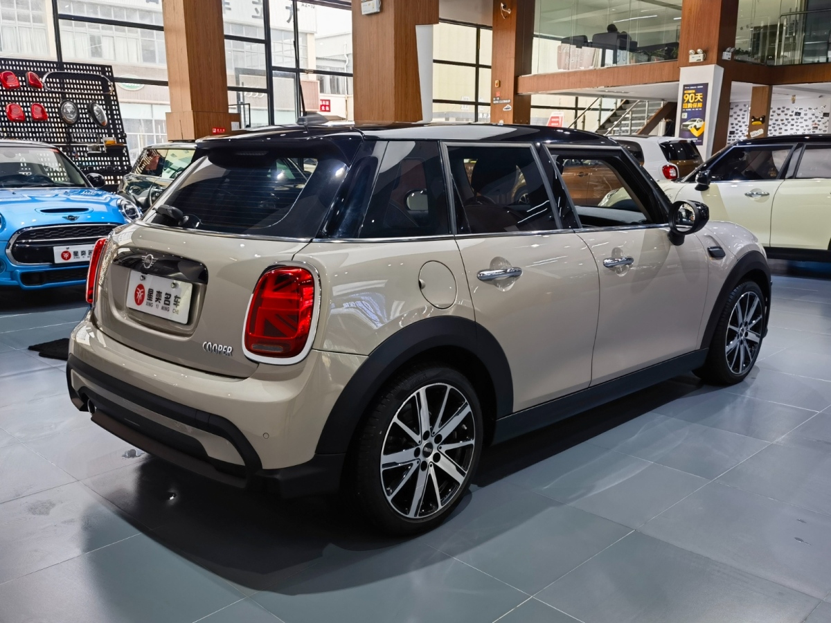 MINI MINI  2022款 改款 1.5T COOPER 艺术家 五门版图片