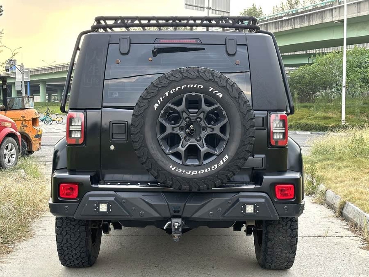 北京 BJ40  2021款 2.0D 自動四驅(qū)刀鋒英雄版?zhèn)b客型圖片