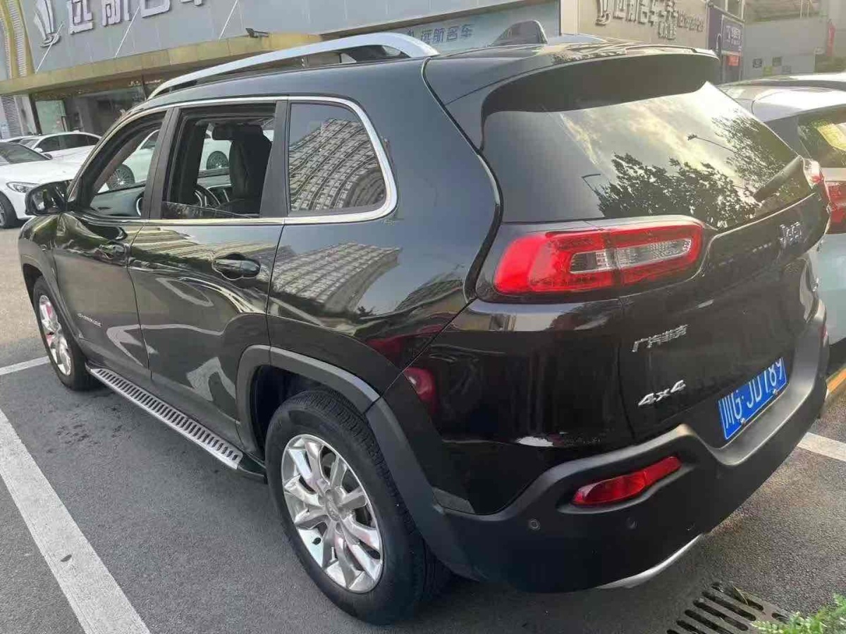 Jeep 自由光  2017款 2.4L 優(yōu)越版圖片