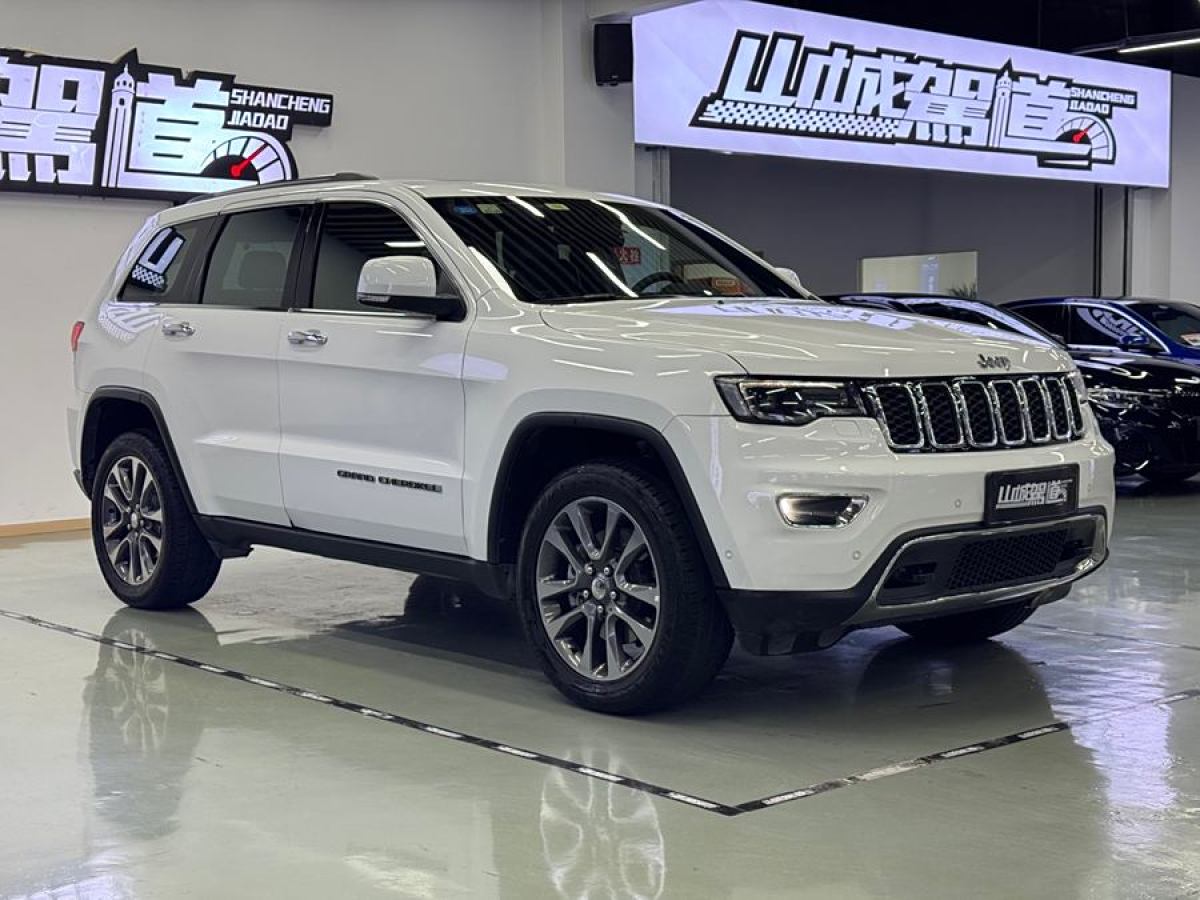 Jeep 大切諾基  2017款 3.0L 舒享導(dǎo)航版圖片