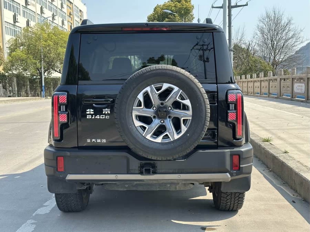北京 BJ40  2024款 2.0T 城市獵人版 至尊型圖片