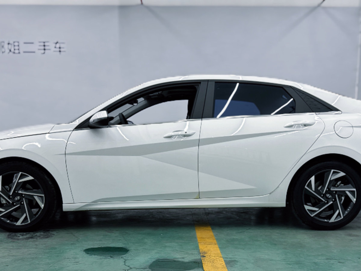 現(xiàn)代 伊蘭特  2023款 1.5L CVT LUX尊貴版圖片