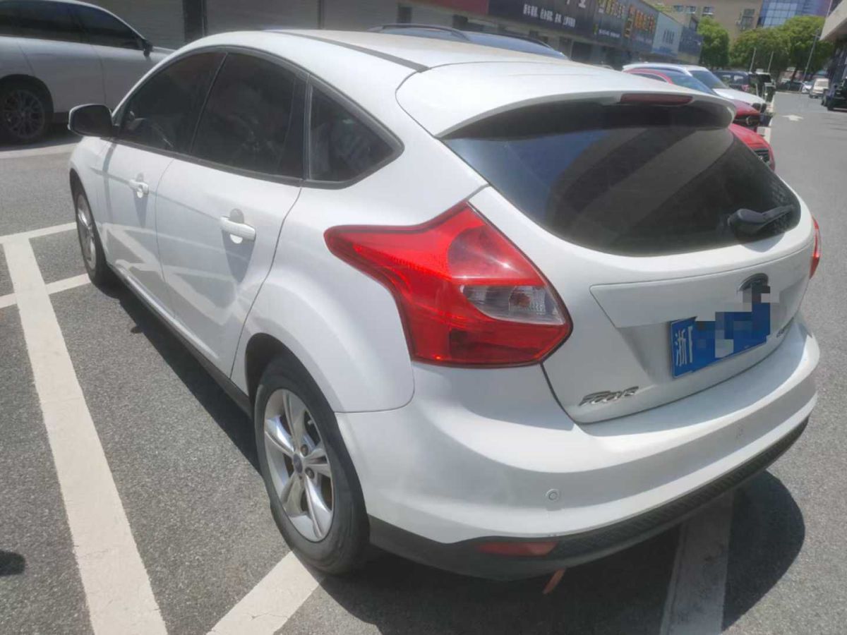 福特 福克斯  2013款 三廂經(jīng)典 1.8L 自動(dòng)基本型圖片