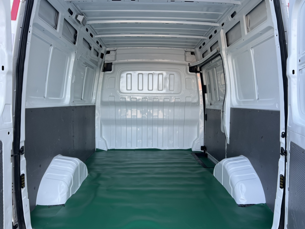 上汽大通 V80  2021款 2.0T PLUS 手動(dòng)廂式貨車VAN短軸中頂3座圖片