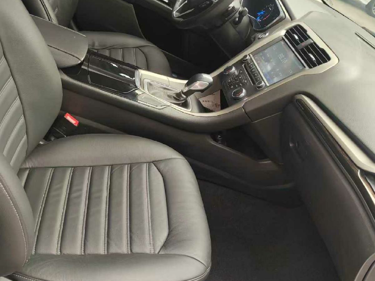 日產(chǎn) GT-R  2015款 3.8T 豪華棕紅內(nèi)飾版圖片
