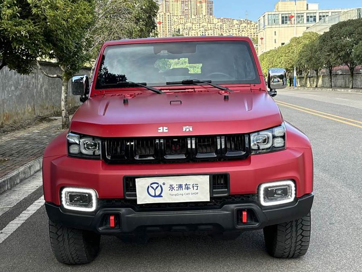 北京 BJ40  2021款 2.0D 自動四驅(qū)刀鋒英雄版?zhèn)b客型圖片