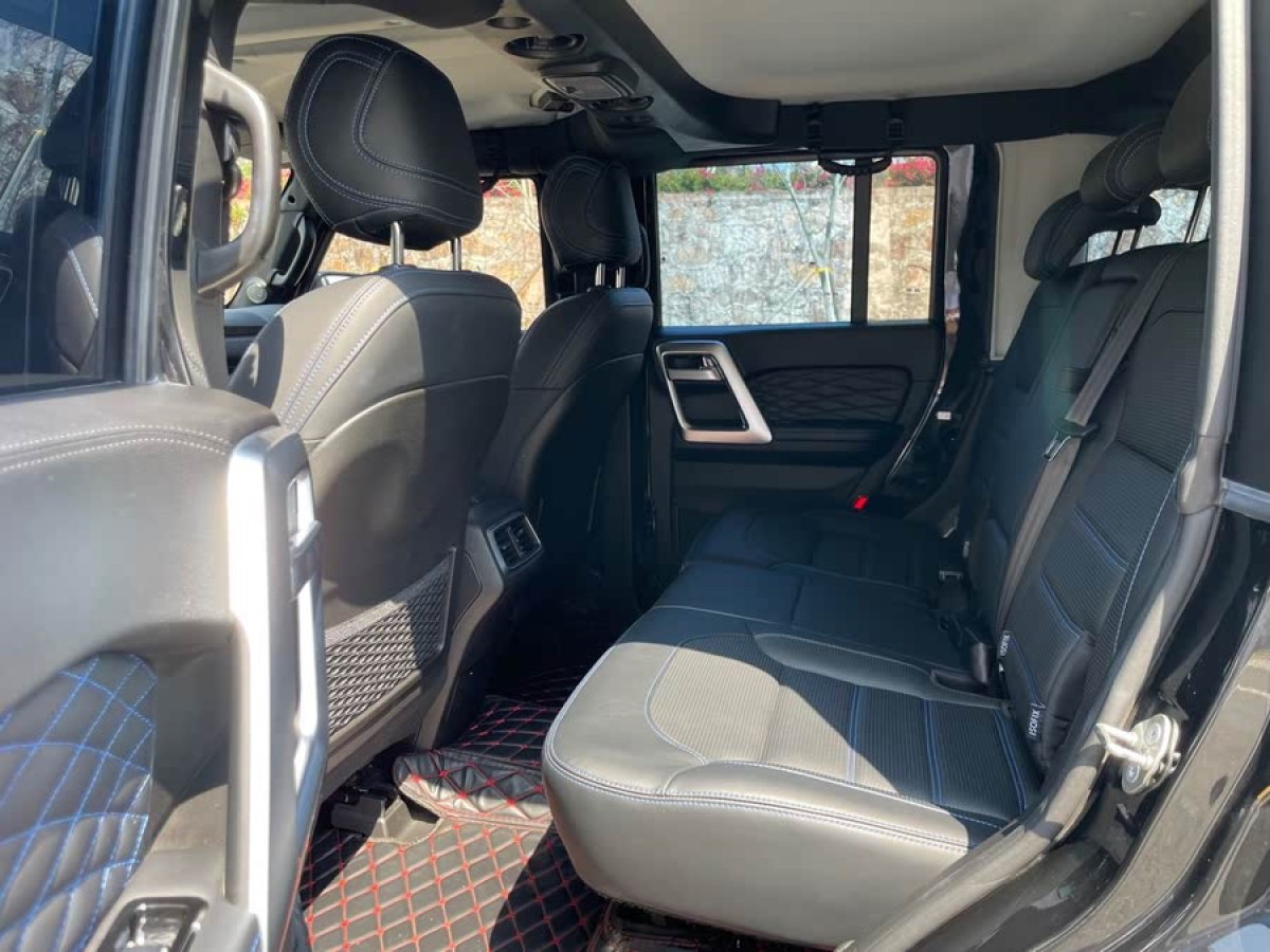 北京 BJ40  2020款 2.0T 自動四驅(qū)城市獵人版?zhèn)b客型圖片