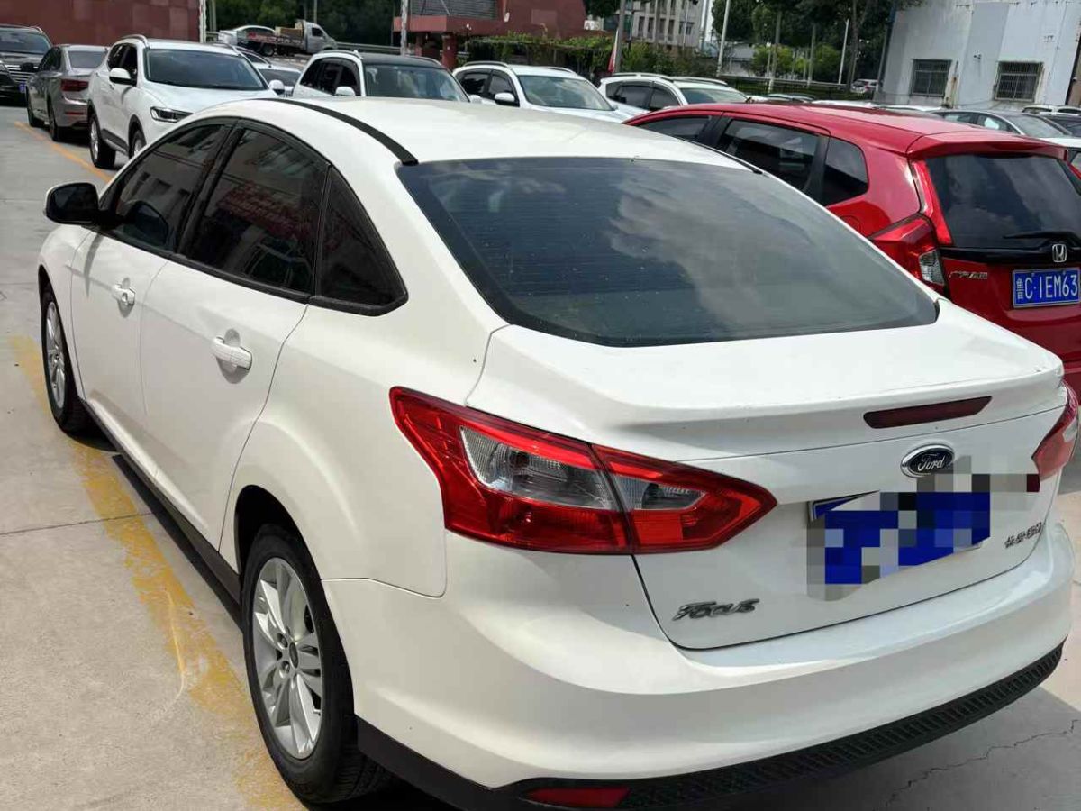 福特 福克斯  2014款 兩廂經(jīng)典 1.8L 自動(dòng)酷白典藏版圖片