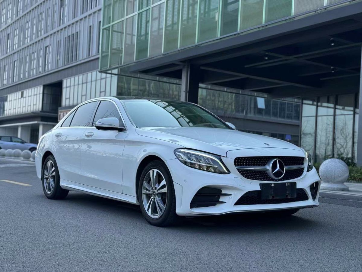 奔馳 奔馳A級  2019款  A 220 L 4MATIC 運動轎車圖片