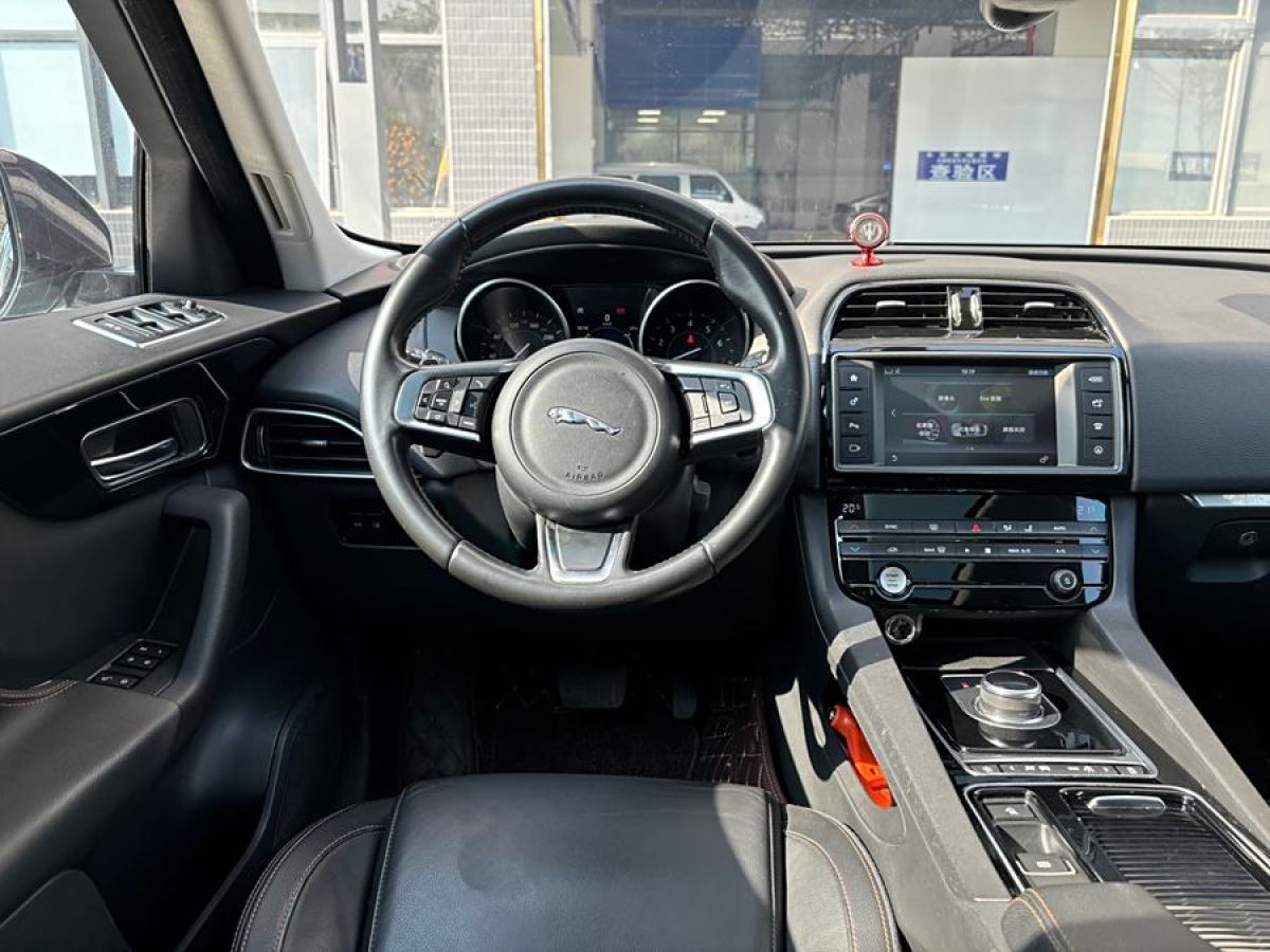 捷豹 F-PACE  2018款 2.0T 兩驅(qū)都市尊享版圖片