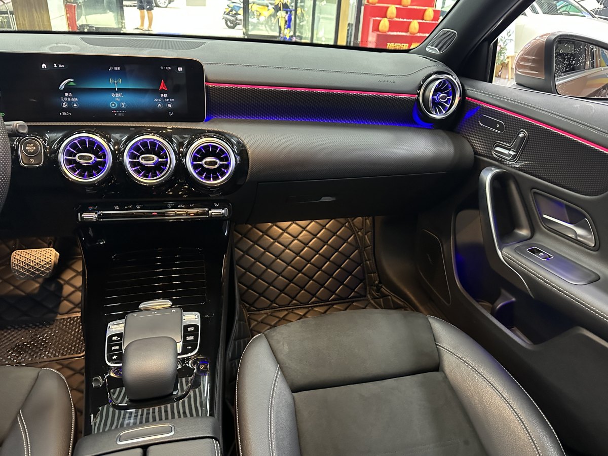 2019年10月奔驰 奔驰A级  2020款 改款 A 200 L 运动轿车动感型