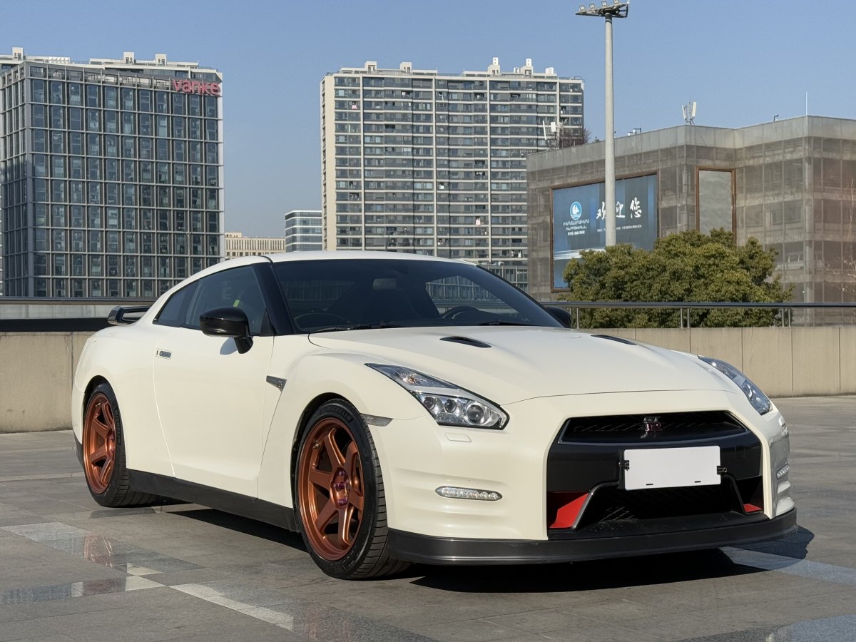 日產(chǎn) GT-R  2015款 3.8T 豪華棕紅內(nèi)飾版圖片