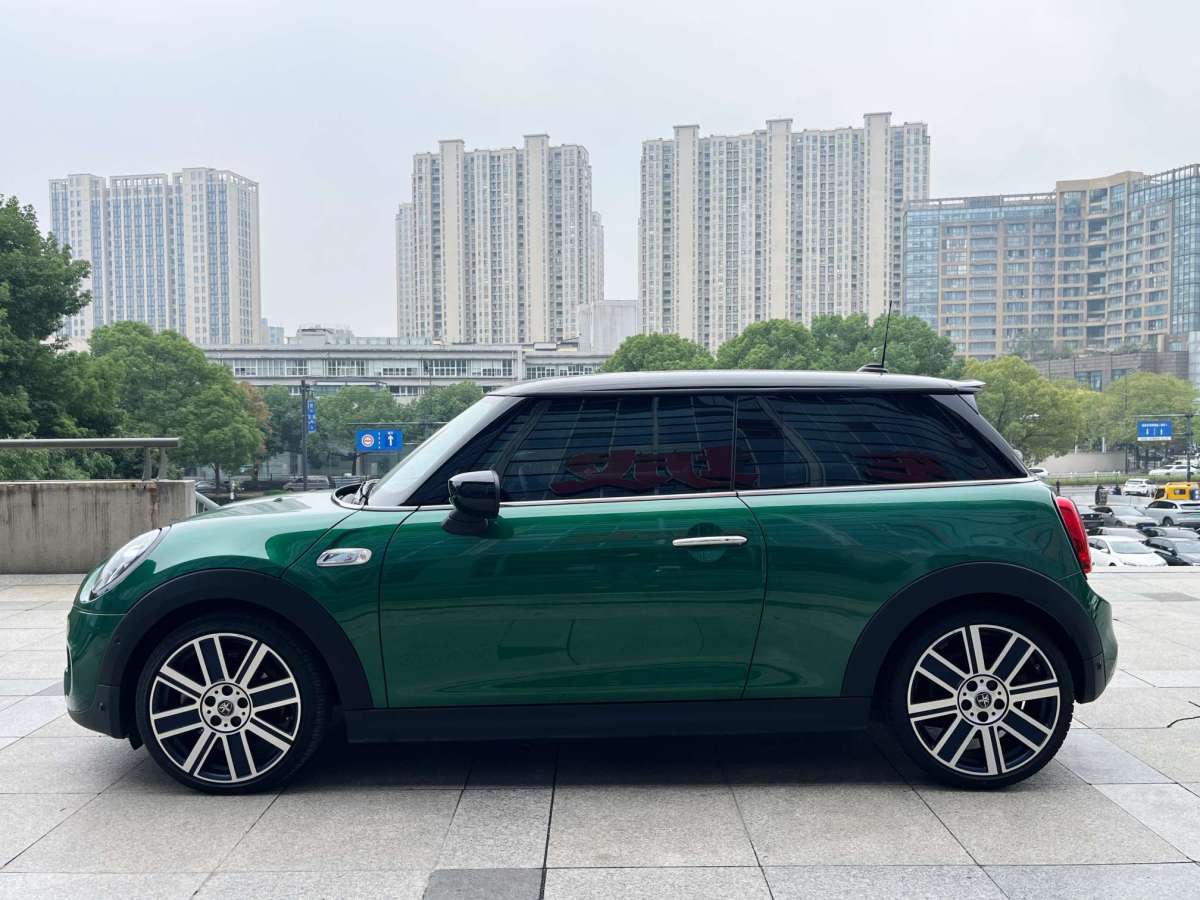 MINI MINI  2020款 2.0T COOPER S 經(jīng)典派 三門絕色版圖片