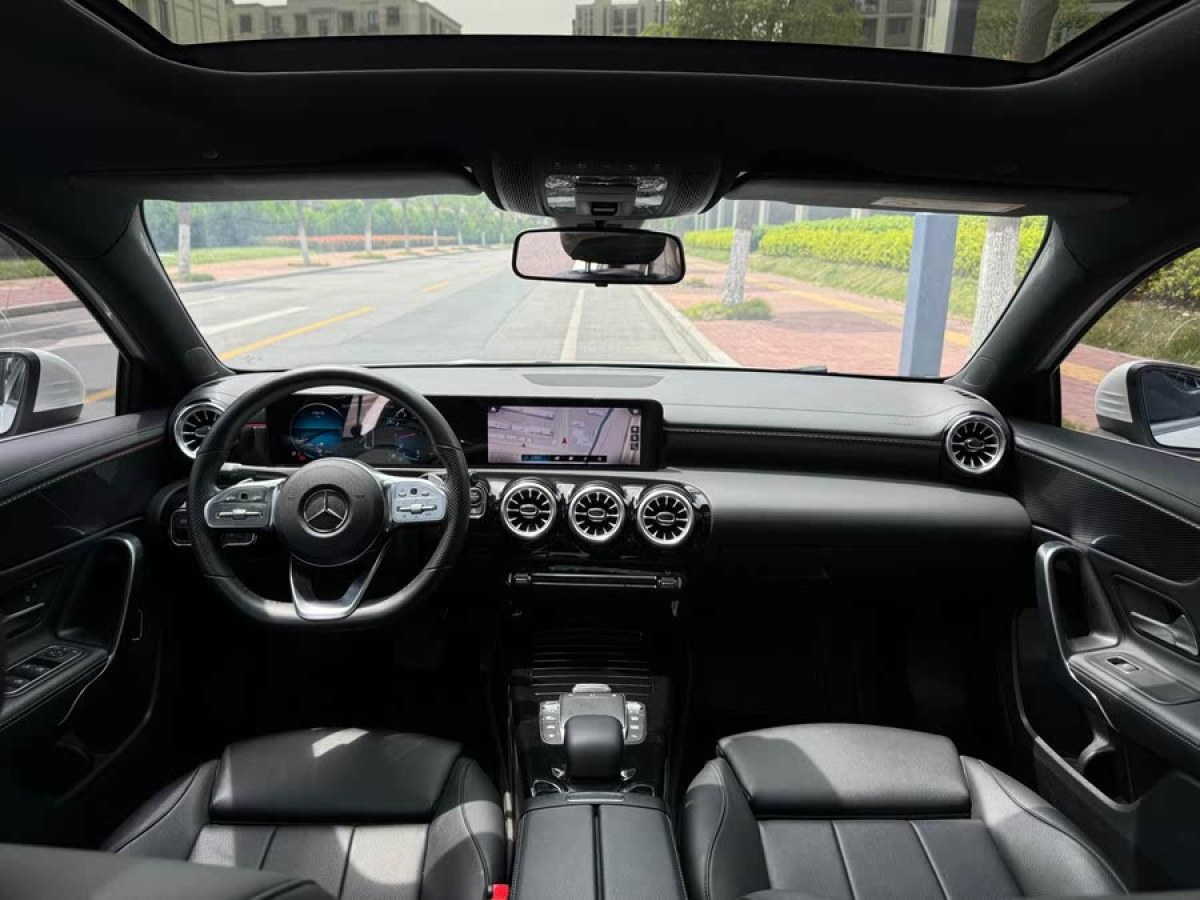 奔馳 奔馳A級  2022款 改款 A 200 L 運動轎車動感型圖片