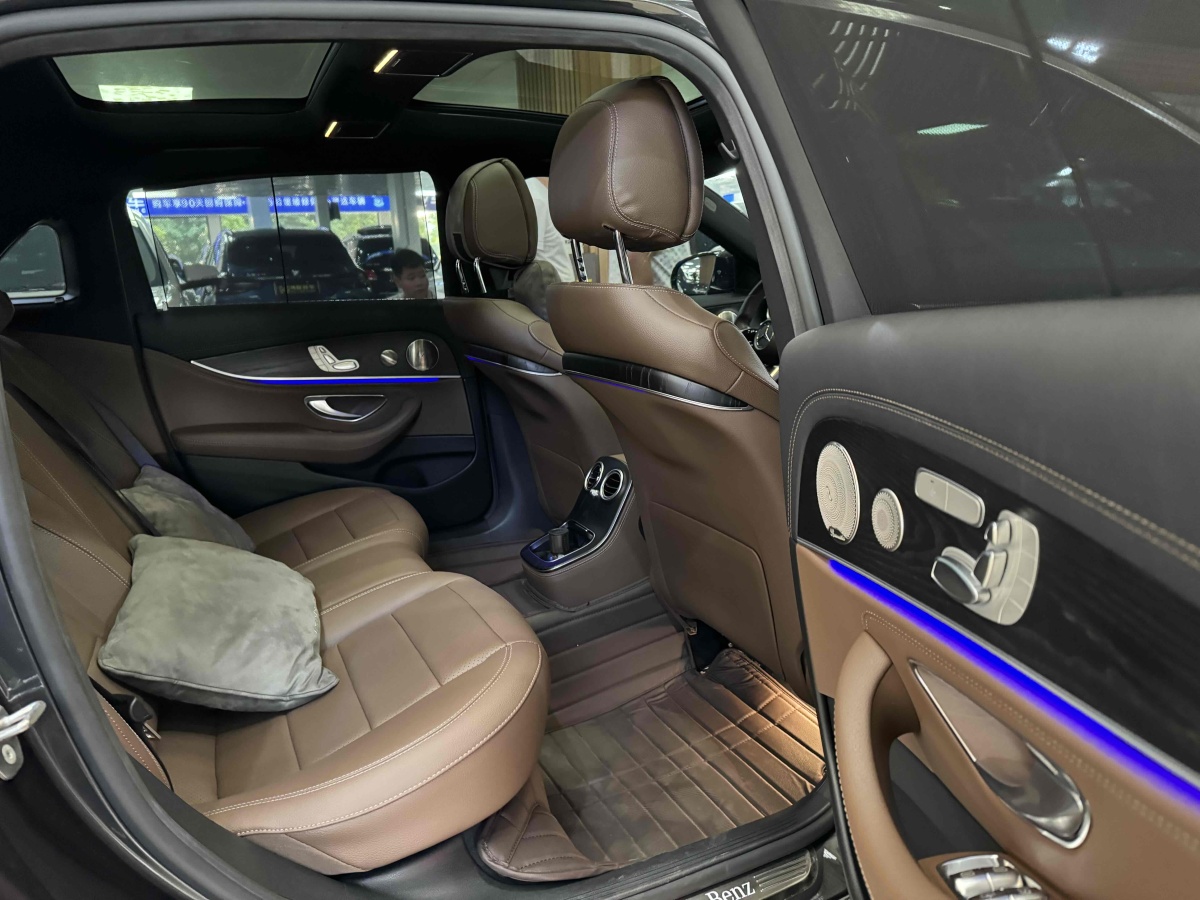 奔驰 奔驰E级  2022款 改款二 E 300 L 运动豪华型图片