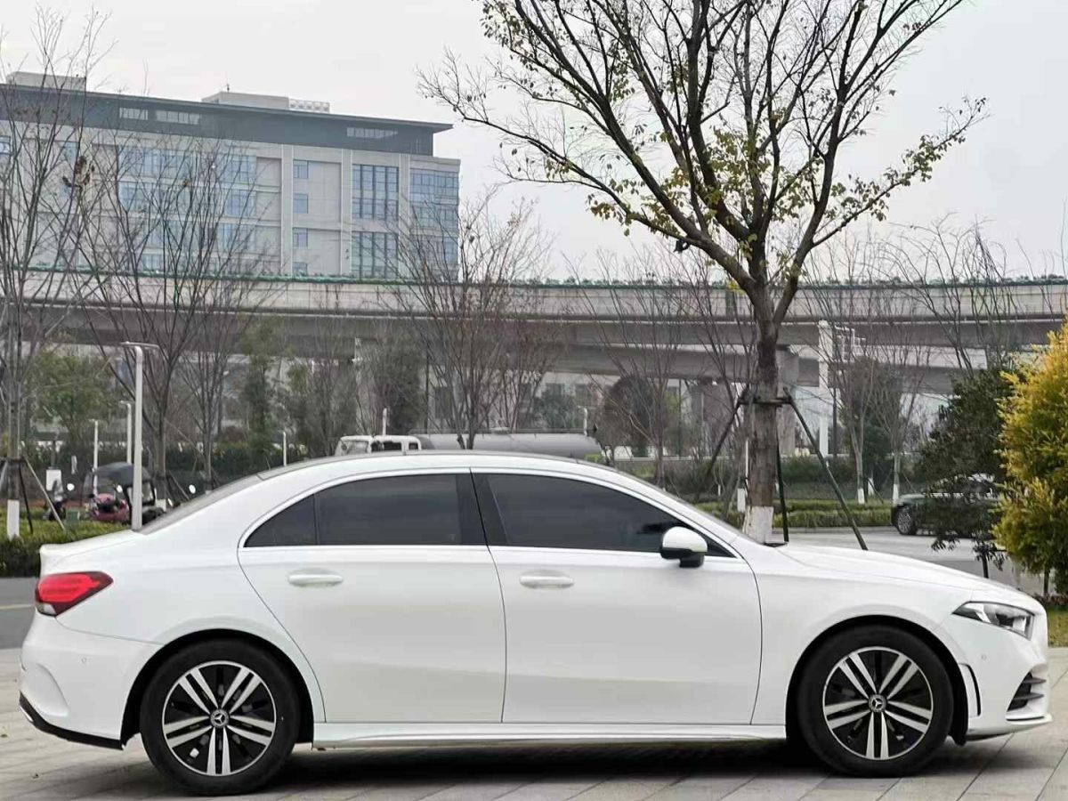 奔馳 奔馳A級  2019款  A 220 L 4MATIC 運動轎車圖片