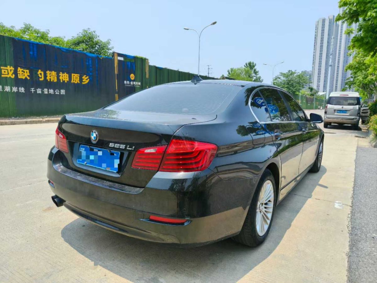 寶馬 寶馬5系  2015款 530Li 2.0T 豪華設(shè)計套裝圖片