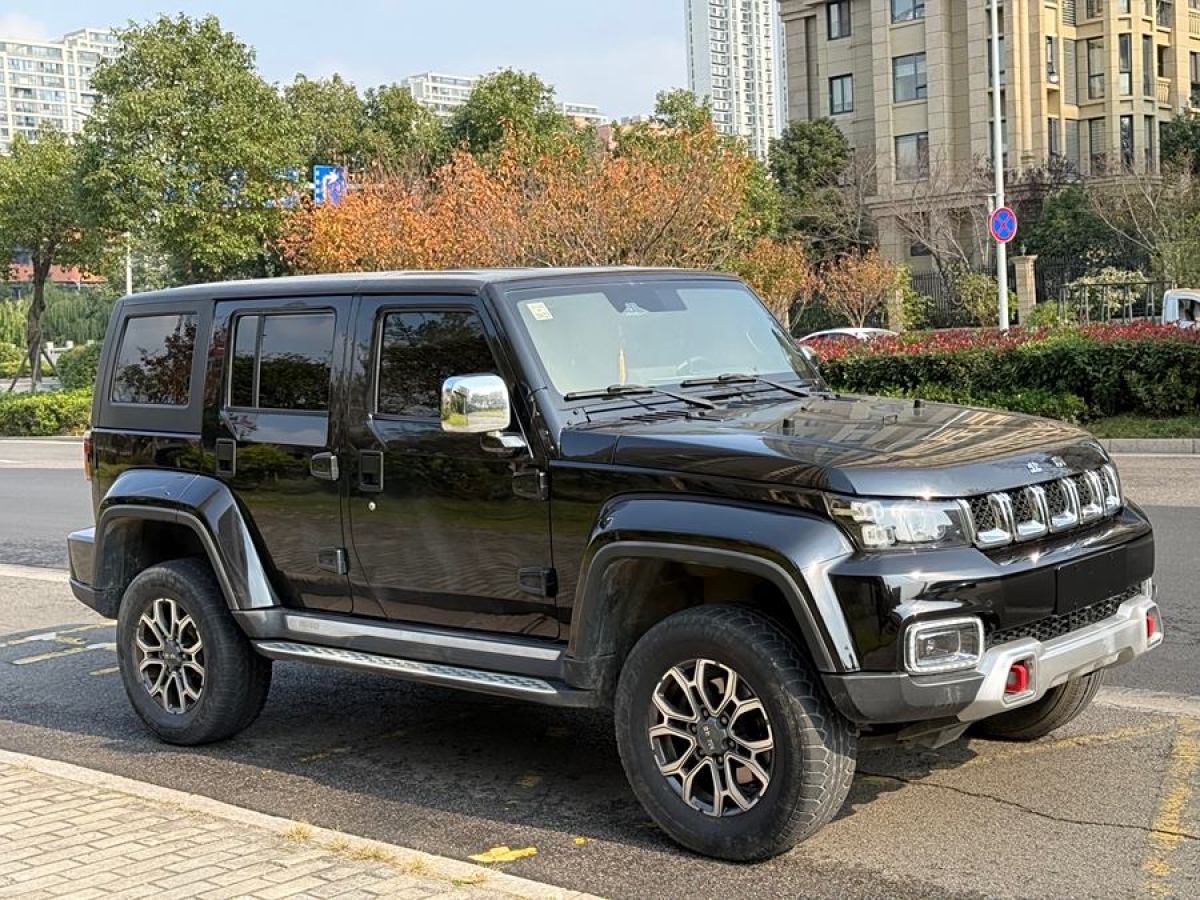 北京 BJ40  2021款 2.0T 自動四驅(qū)環(huán)塔冠軍版圖片