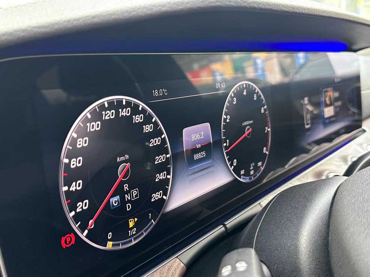 2018年2月奔驰 奔驰E级  2018款 改款 E 300 L 豪华型