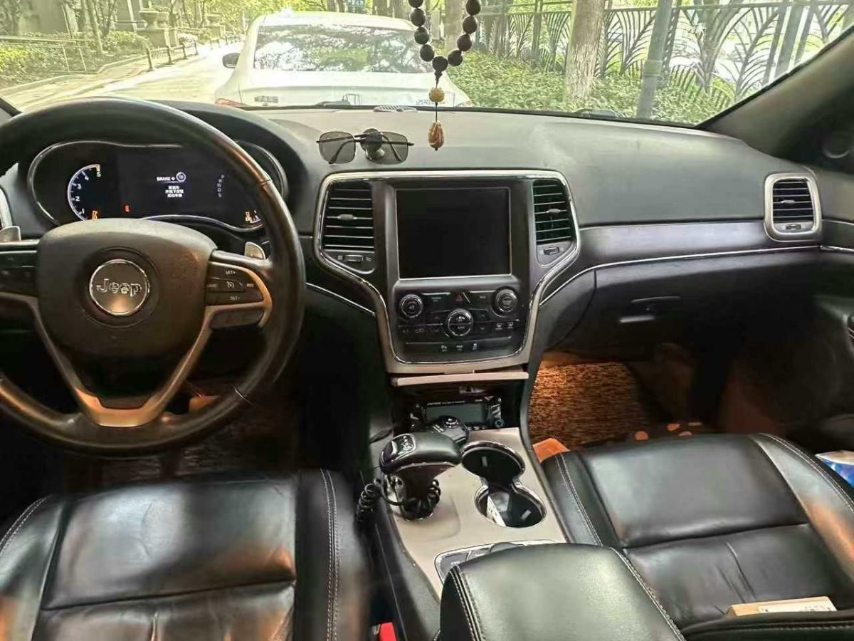 Jeep 大切諾基  2015款 3.0L 精英導(dǎo)航版圖片