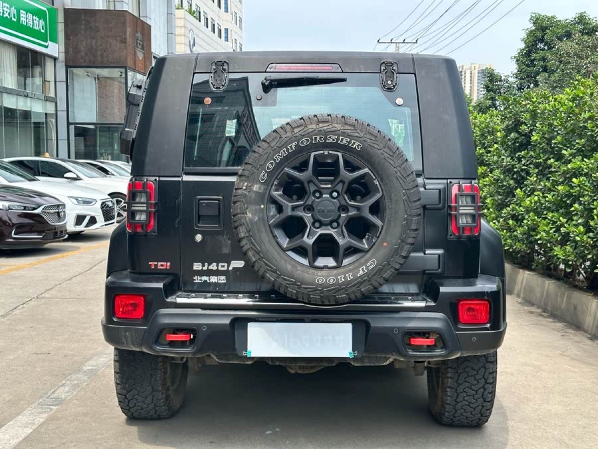 北京 BJ40  2021款 2.0D 自動四驅(qū)刀鋒英雄版?zhèn)b客型圖片