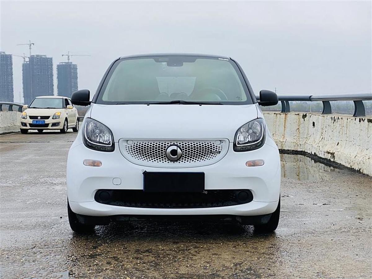 smart fortwo  2019款 0.9T 66千瓦硬頂風(fēng)擎版 國(guó)VI圖片