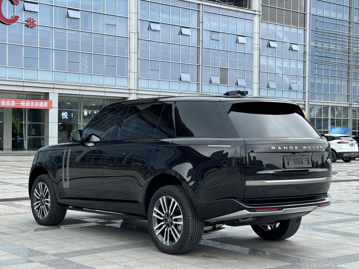 路虎 揽胜  2024款 3.0 L6 400PS 盛世加长版图片