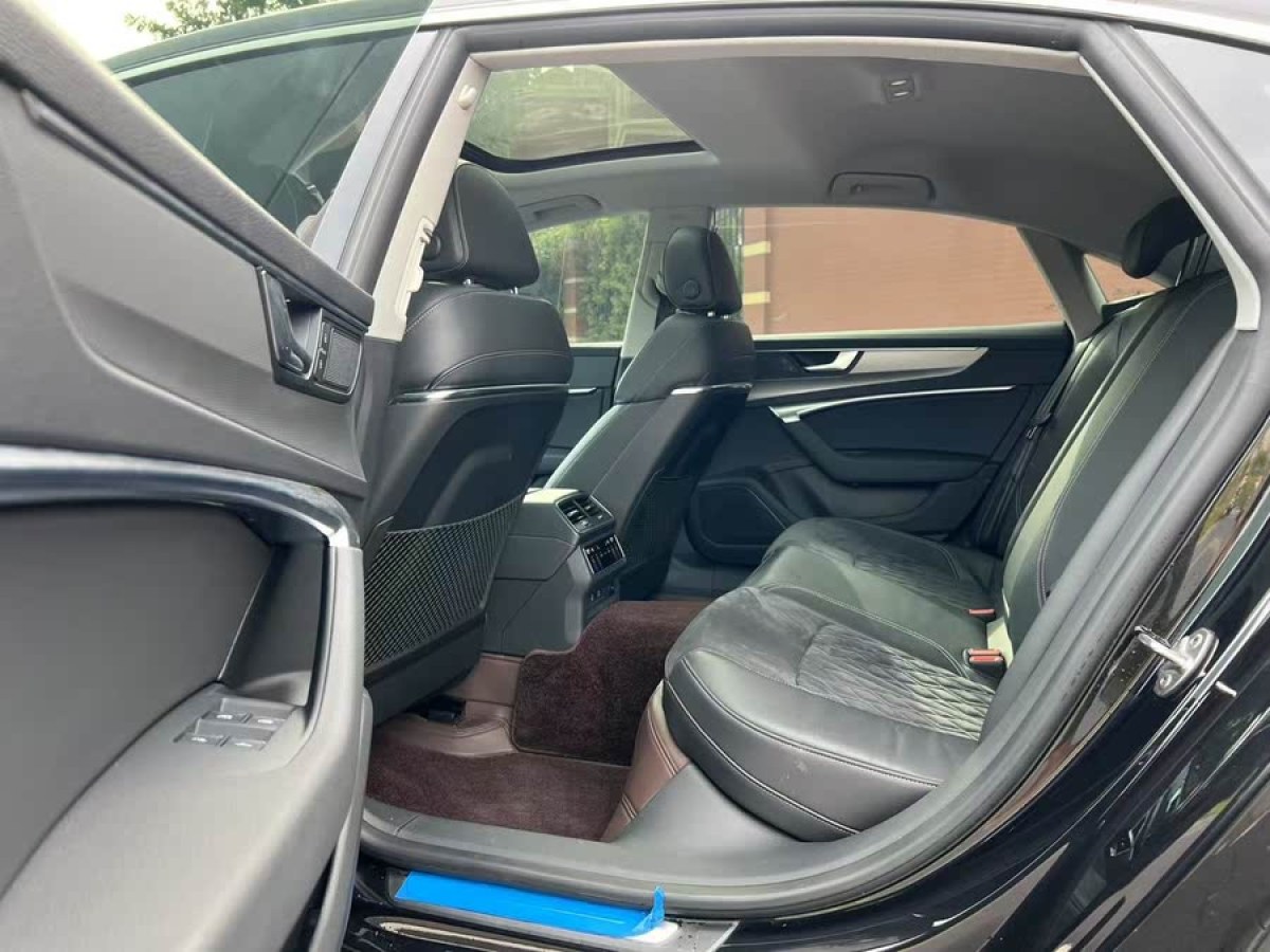 奧迪 奧迪A7L  2024款 45TFSI quattro S-line 見(jiàn)遠(yuǎn)型 流晶套裝圖片