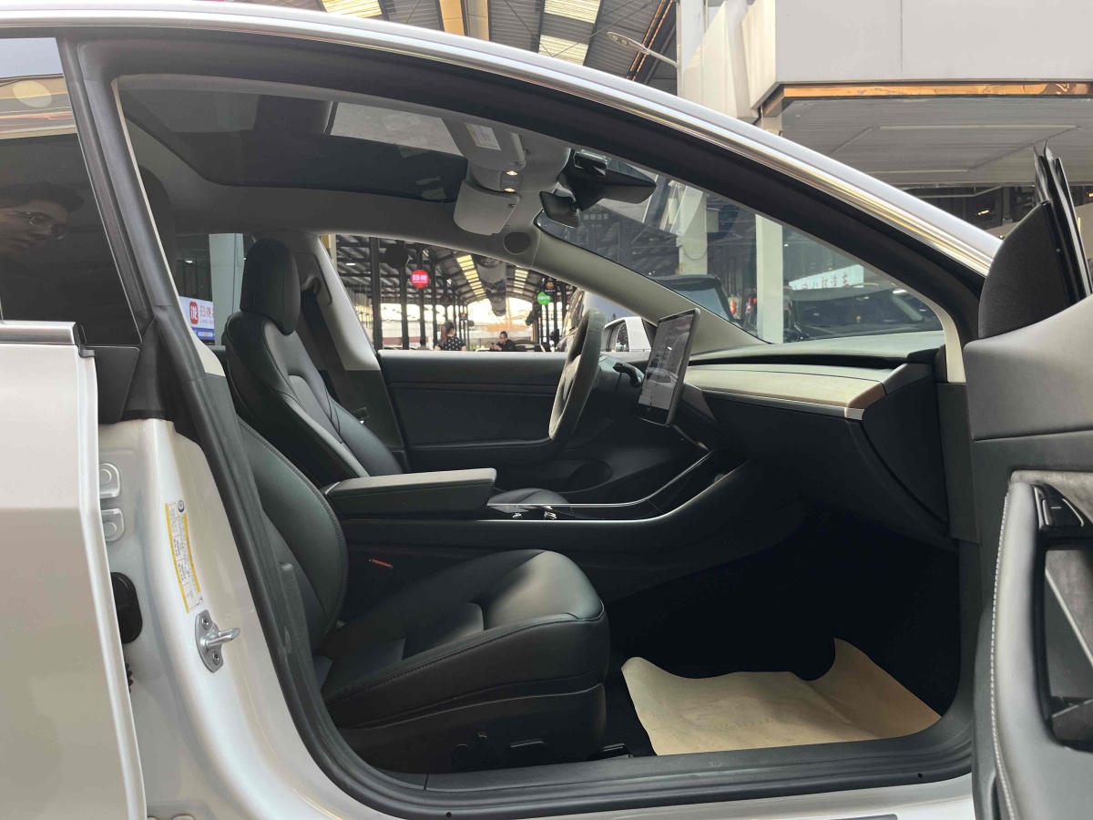 特斯拉 Model 3  2019款 標(biāo)準(zhǔn)續(xù)航后驅(qū)升級(jí)版圖片