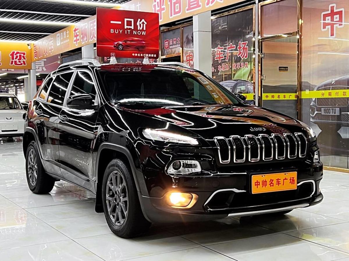 Jeep 自由光  2020款 2.0L 兩驅(qū)經(jīng)典運(yùn)動(dòng)版圖片